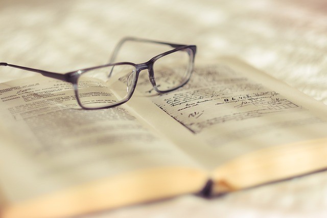 老眼鏡と本、更年期世代の老眼をイメージ